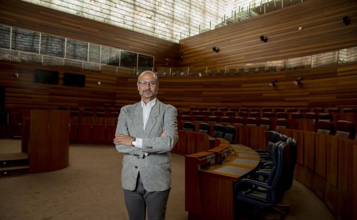 Luis Fuentes posa en el hemiciclo autonómico antes de iniciar la entrevista.