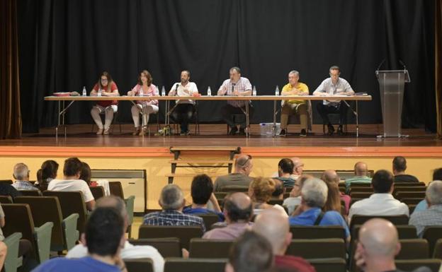 Junta Directiva de Radio Taxi, con Roberto Merino como presidente (centro) en el teatro Canterac. 