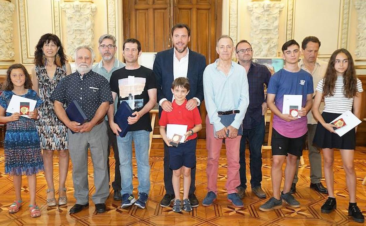 El alcalde Óscar Puente y la concejala Ana Redondo, con los vencedores del concurso. 