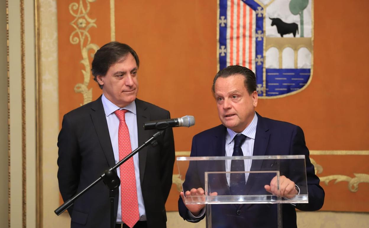 El alcalde de Salamanca (izquierda), junto al presidente del Consejo de Cuentas de Castilla y León.