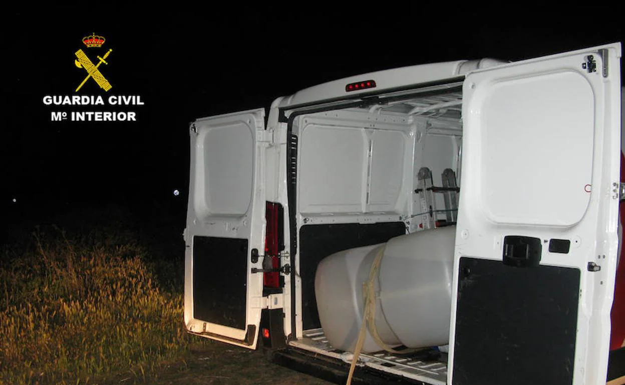 Imagen facilitada por la Guardai Civil de la furgoneta con el depósito con los productos tóxicos. 