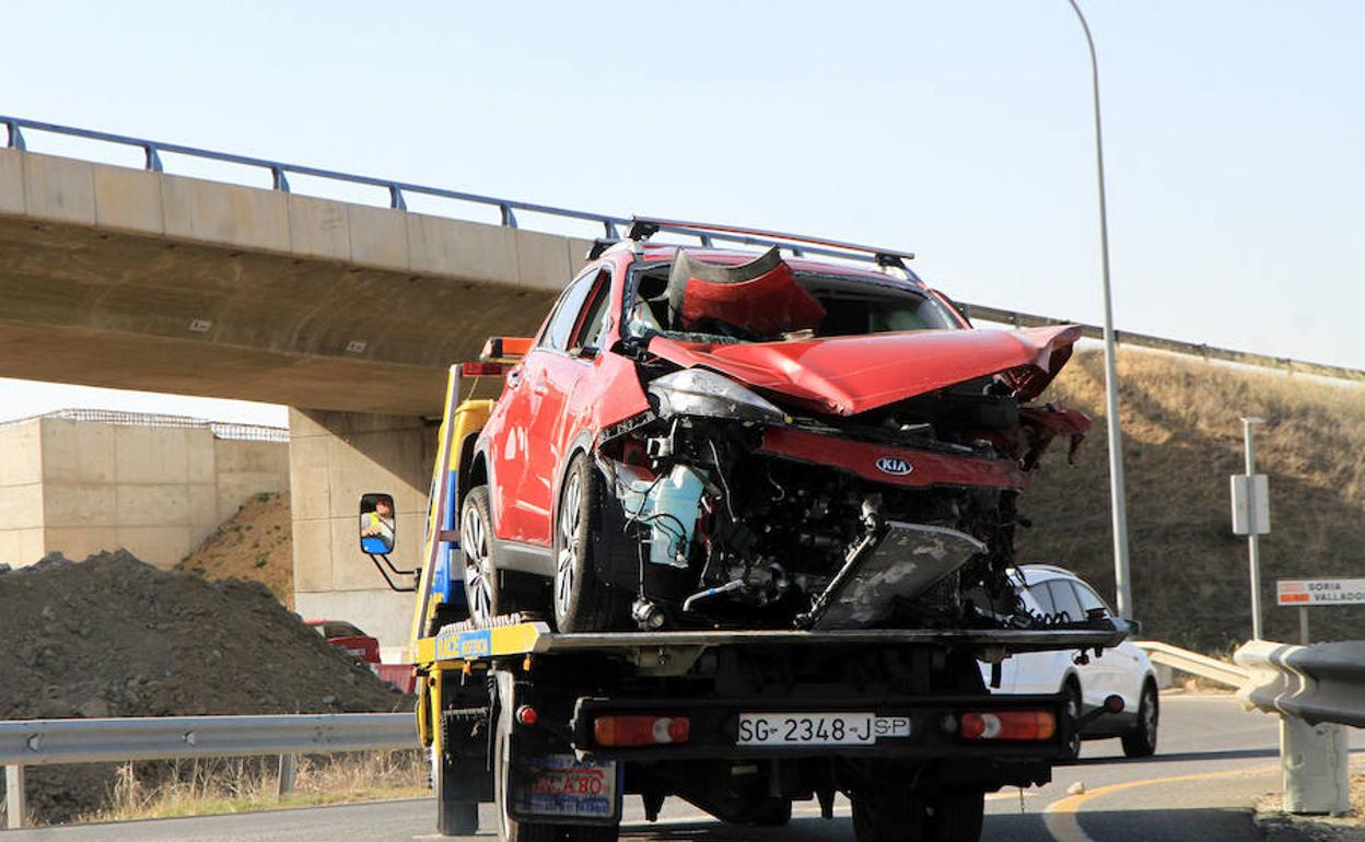 Una grúa traslada el vehículo implicado en el accidente. 