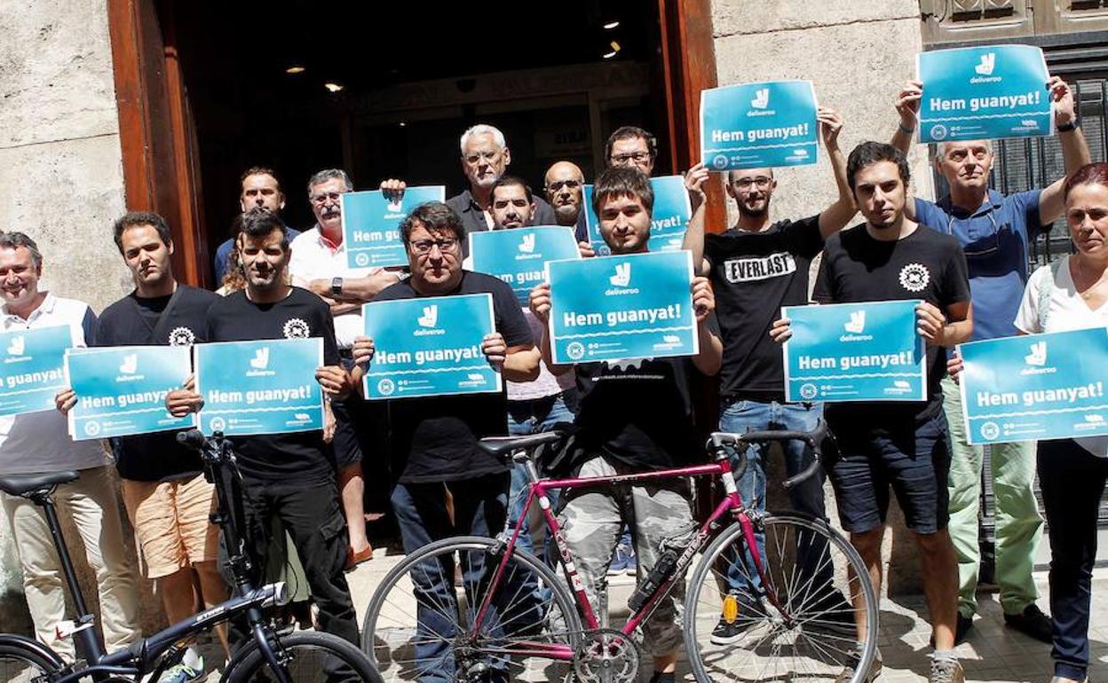 Miembros de los colectivos «Riders x Drets» e Intersindical Valenciana.