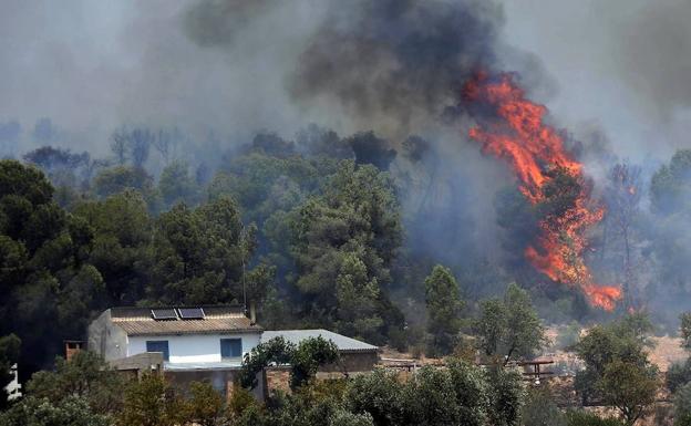 Vista del incendio que se declaró este miércoles en la comarca tarraconense de Ribera d'Ebre.