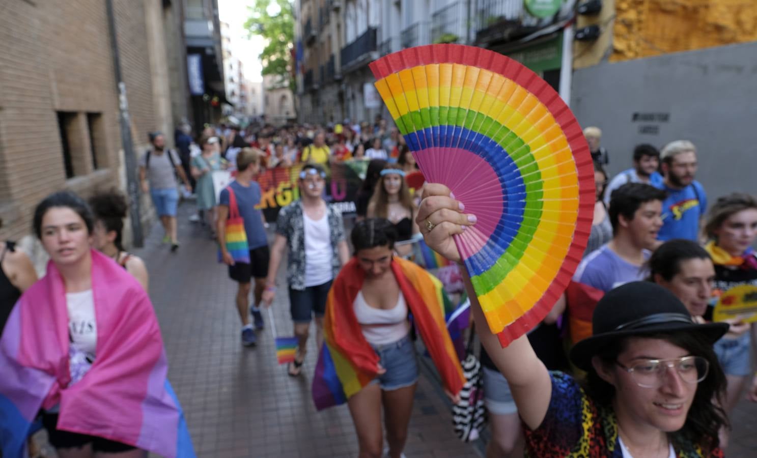 A pesar de las altas temperaturas que marcó el termómetro, que rozaron los 40 grados en la capital vallisoletana, los asistentes se ataviaron con sus prendas más coloridas para nutrir una marcha que comenzó en la céntrica Plaza Fuente Dorada. 