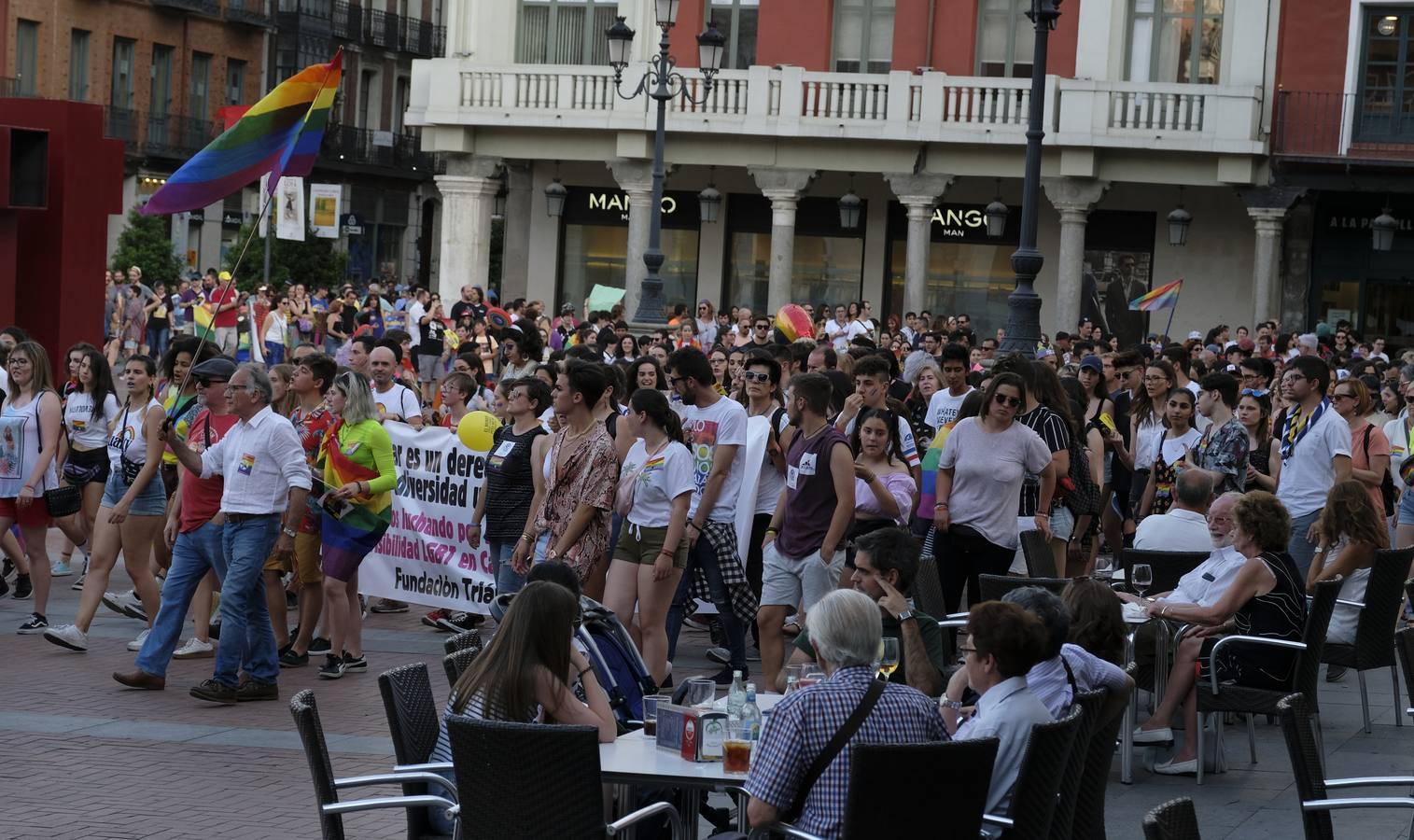 A pesar de las altas temperaturas que marcó el termómetro, que rozaron los 40 grados en la capital vallisoletana, los asistentes se ataviaron con sus prendas más coloridas para nutrir una marcha que comenzó en la céntrica Plaza Fuente Dorada. 