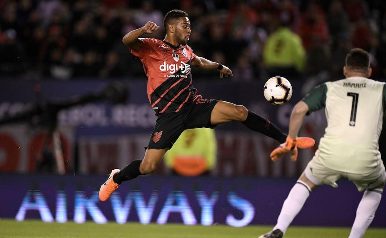 Renan Lodi, llegando a por un balón.