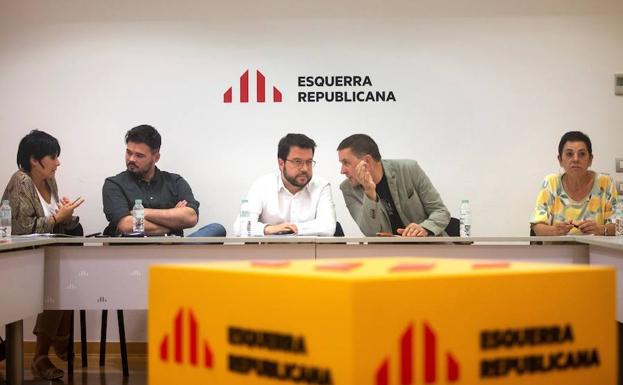 Una delegación de EH Bildu encabezada por Arnaldo Otegi (2d), se ha reunido en Barcelona con otra de ERC con el vicepresidente Pere Aragonés (3i), y Gabriel Rufián(2i).