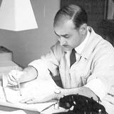 Miguel Fisac, en su estudio. 