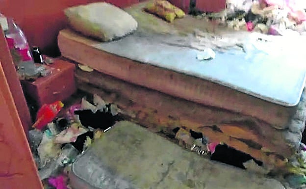 Basura acumulada en las habitaciones de la vivienda antes de que el propietario y sus familiares procedieran a su limpieza. 