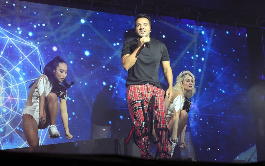 El público de Valladolid se rindió al ritmo de Luis Fonsi, que en su parada en Arroyo de la gira internacional 'Vida' desplegó en la Plaza de Toros lo mejor de su repertorio para calentar una noche ya de por si caliente. Reggaeton, ritmos latinos y baladas románticas hicieron bailar a los incondicionales del cantante puertorriqueño. 