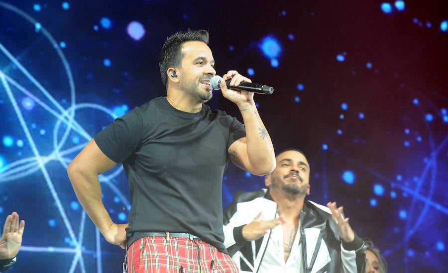 El público de Valladolid se rindió al ritmo de Luis Fonsi, que en su parada en Arroyo de la gira internacional 'Vida' desplegó en la Plaza de Toros lo mejor de su repertorio para calentar una noche ya de por si caliente. Reggaeton, ritmos latinos y baladas románticas hicieron bailar a los incondicionales del cantante puertorriqueño. 