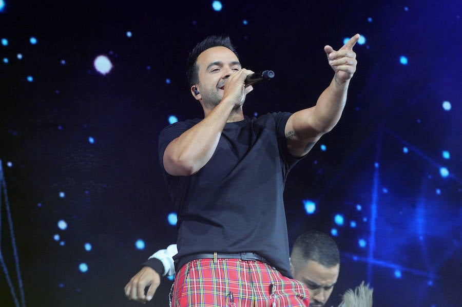 El público de Valladolid se rindió al ritmo de Luis Fonsi, que en su parada en Arroyo de la gira internacional 'Vida' desplegó en la Plaza de Toros lo mejor de su repertorio para calentar una noche ya de por si caliente. Reggaeton, ritmos latinos y baladas románticas hicieron bailar a los incondicionales del cantante puertorriqueño. 