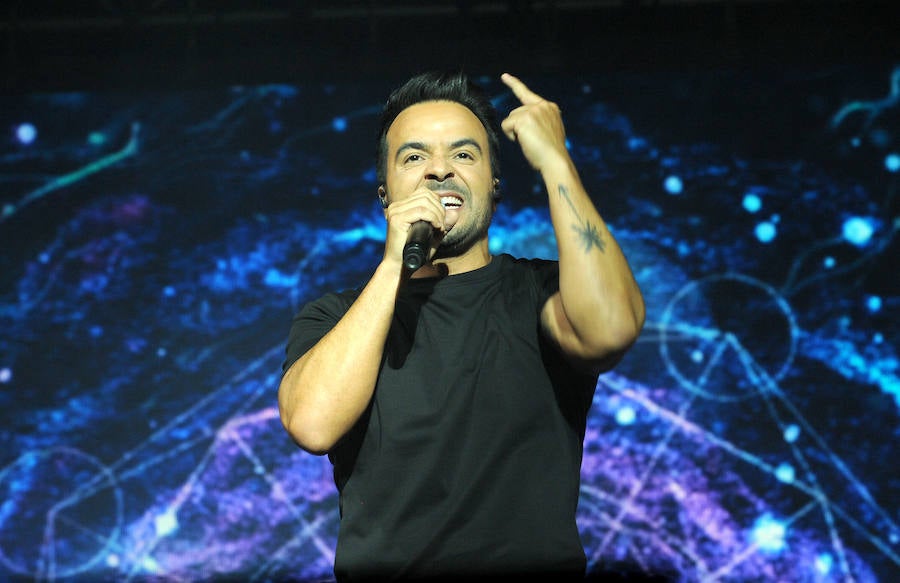 El público de Valladolid se rindió al ritmo de Luis Fonsi, que en su parada en Arroyo de la gira internacional 'Vida' desplegó en la Plaza de Toros lo mejor de su repertorio para calentar una noche ya de por si caliente. Reggaeton, ritmos latinos y baladas románticas hicieron bailar a los incondicionales del cantante puertorriqueño. 