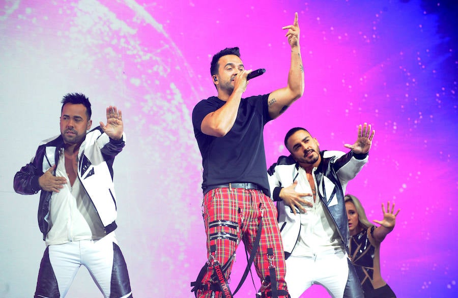 El público de Valladolid se rindió al ritmo de Luis Fonsi, que en su parada en Arroyo de la gira internacional 'Vida' desplegó en la Plaza de Toros lo mejor de su repertorio para calentar una noche ya de por si caliente. Reggaeton, ritmos latinos y baladas románticas hicieron bailar a los incondicionales del cantante puertorriqueño. 