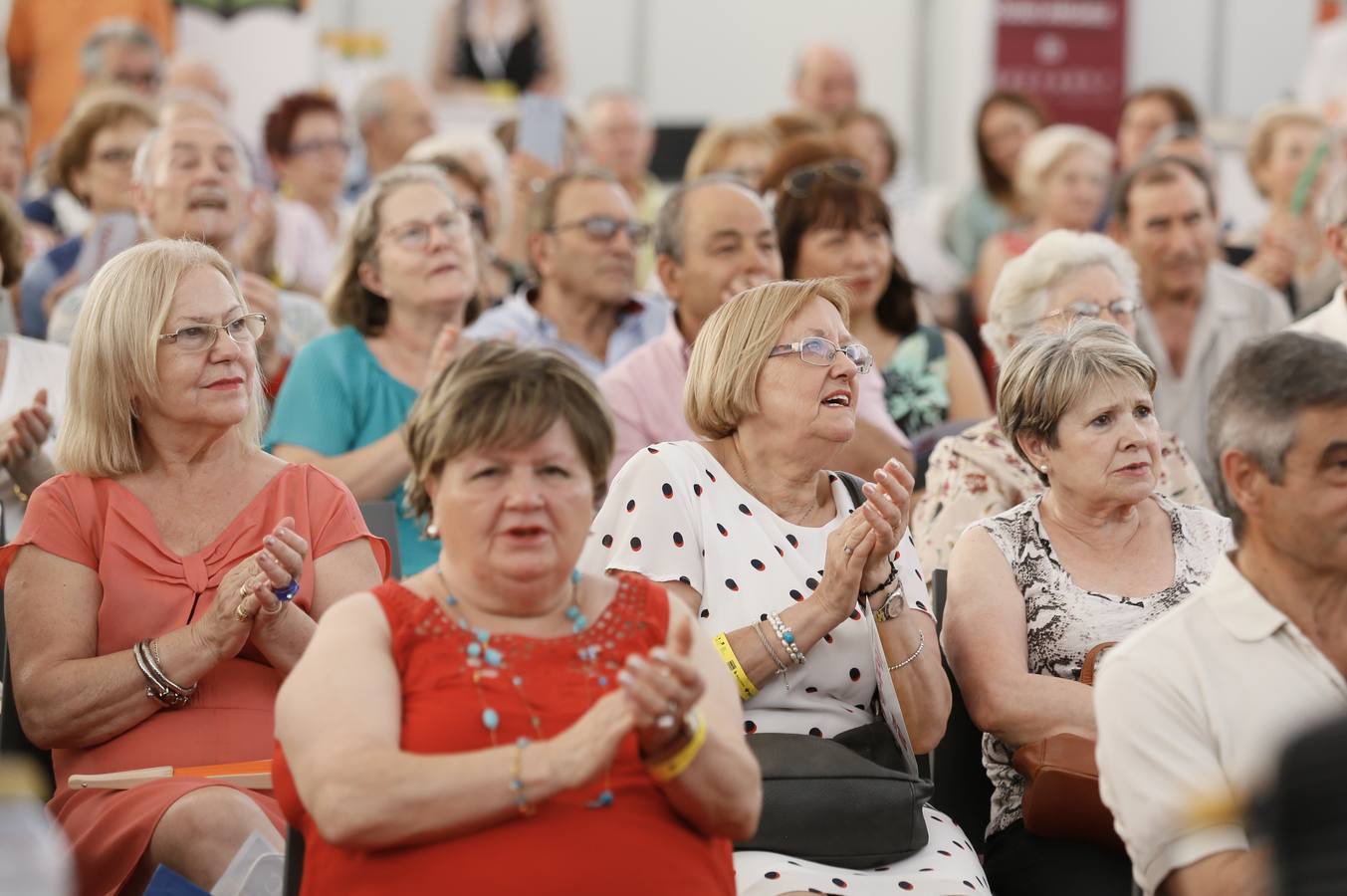 Alfonso Pahíno ha interpretado los temas más populares de los años 60 y 70 ante un público entregado | Los asistentes han descubierto por qué son bloomers para las empresas