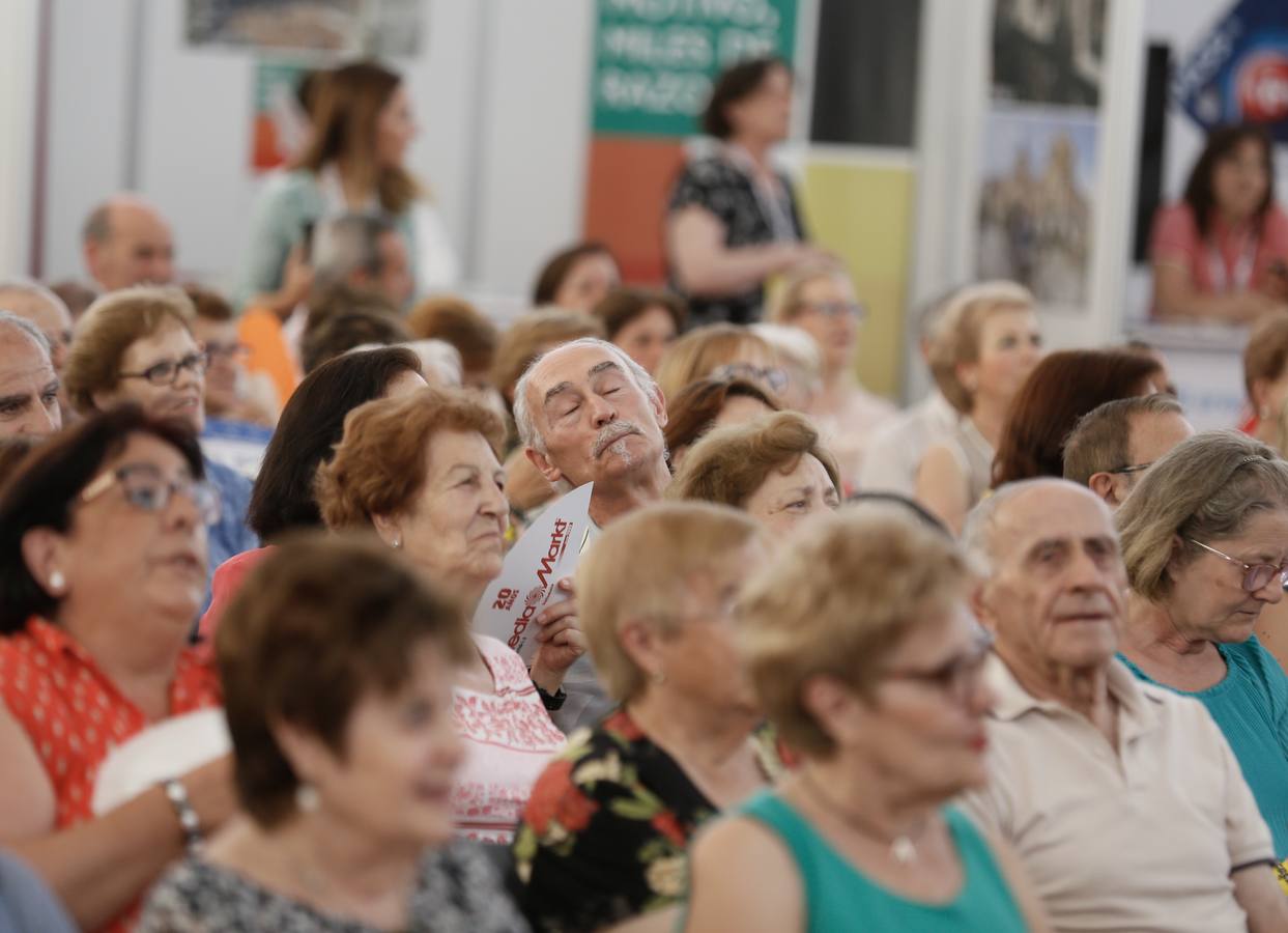 Alfonso Pahíno ha interpretado los temas más populares de los años 60 y 70 ante un público entregado | Los asistentes han descubierto por qué son bloomers para las empresas