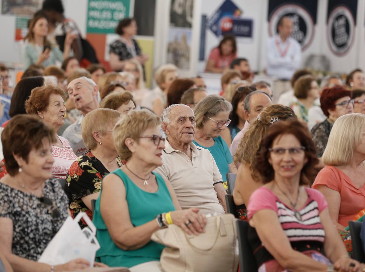 Alfonso Pahíno ha interpretado los temas más populares de los años 60 y 70 ante un público entregado | Los asistentes han descubierto por qué son bloomers para las empresas