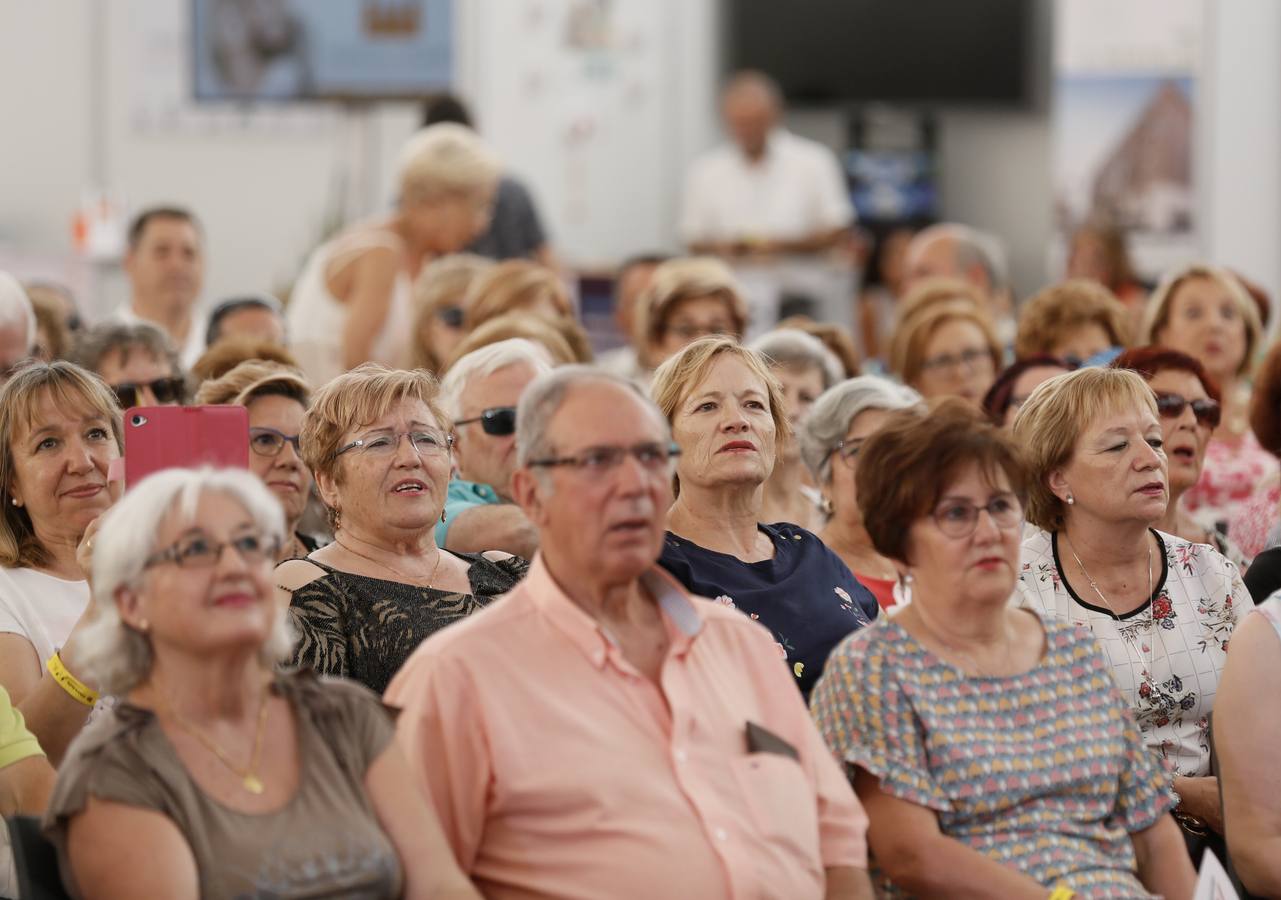 Alfonso Pahíno ha interpretado los temas más populares de los años 60 y 70 ante un público entregado | Los asistentes han descubierto por qué son bloomers para las empresas