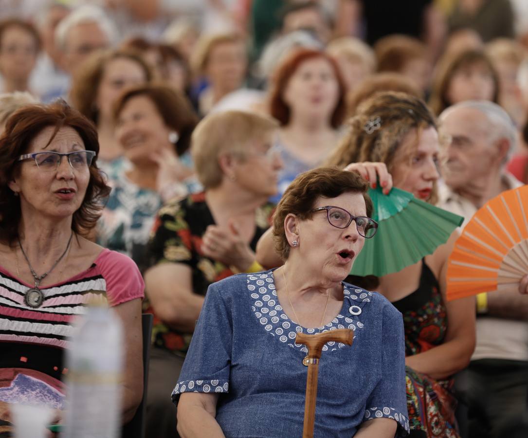 Alfonso Pahíno ha interpretado los temas más populares de los años 60 y 70 ante un público entregado | Los asistentes han descubierto por qué son bloomers para las empresas