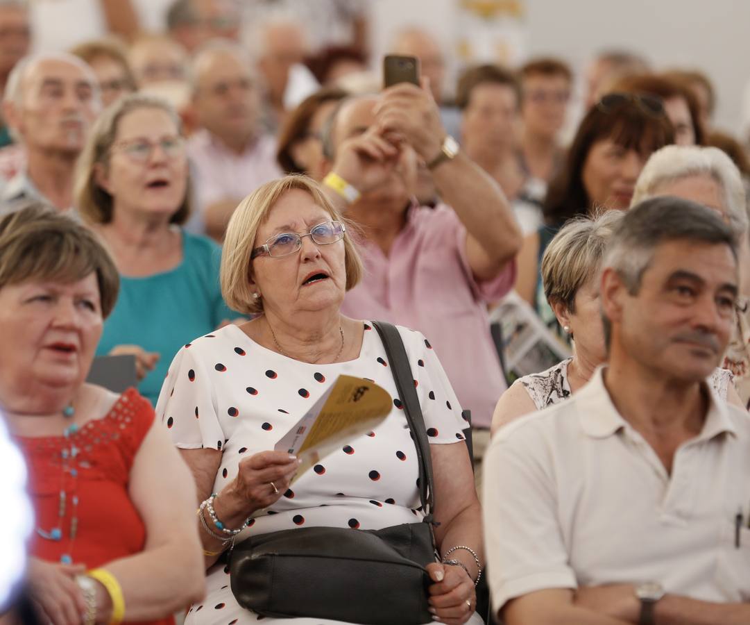 Alfonso Pahíno ha interpretado los temas más populares de los años 60 y 70 ante un público entregado | Los asistentes han descubierto por qué son bloomers para las empresas