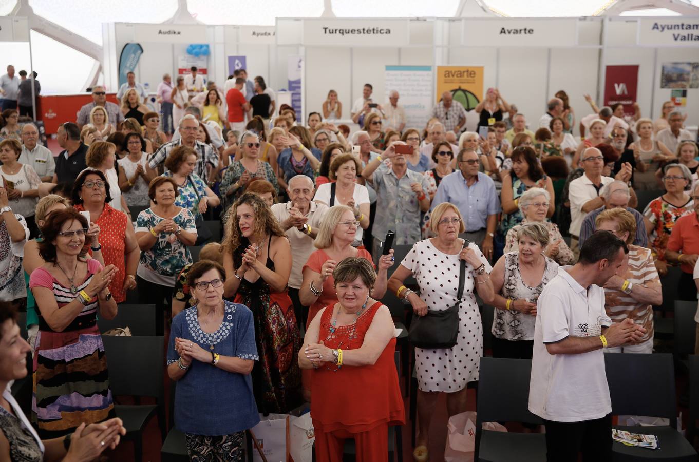 Alfonso Pahíno ha interpretado los temas más populares de los años 60 y 70 ante un público entregado | Los asistentes han descubierto por qué son bloomers para las empresas