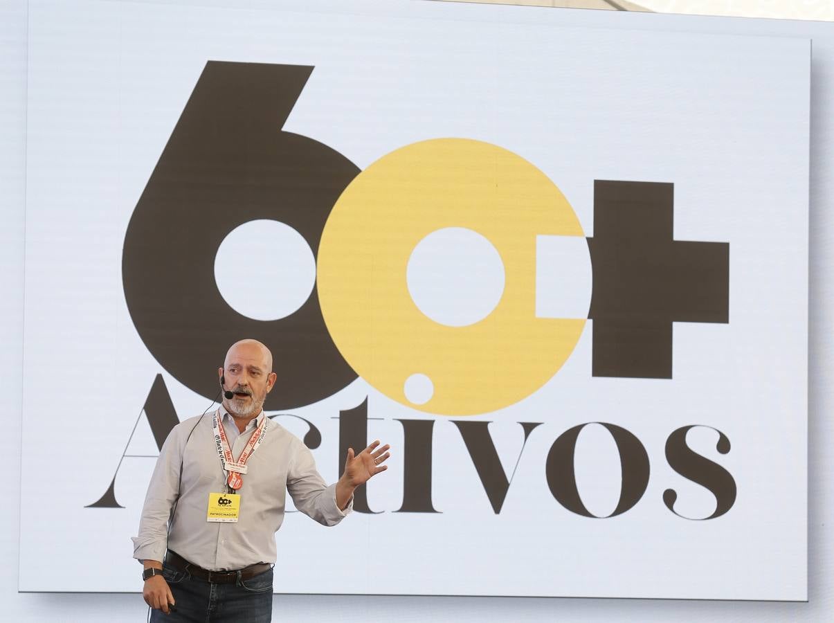 Alfonso Pahíno ha interpretado los temas más populares de los años 60 y 70 ante un público entregado | Los asistentes han descubierto por qué son bloomers para las empresas