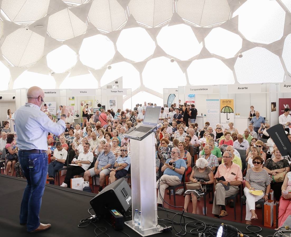 Alfonso Pahíno ha interpretado los temas más populares de los años 60 y 70 ante un público entregado | Los asistentes han descubierto por qué son bloomers para las empresas