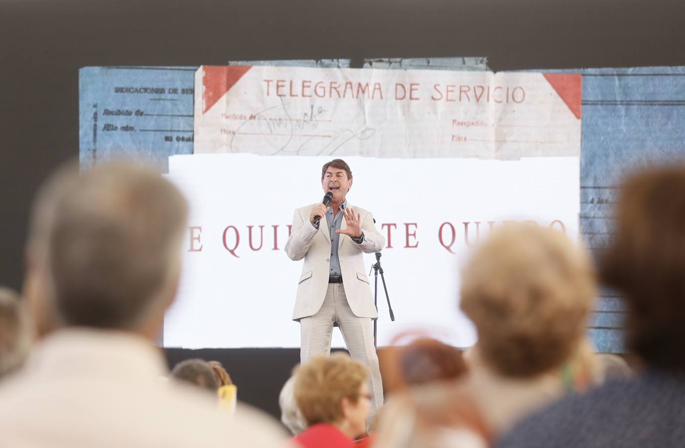 Alfonso Pahíno ha interpretado los temas más populares de los años 60 y 70 ante un público entregado | Los asistentes han descubierto por qué son bloomers para las empresas