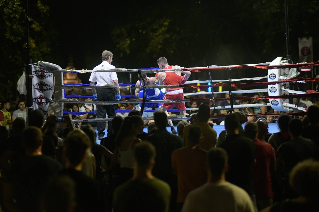 Numeroso público siguió los combates en el cuadrilátero instalado en al Acera de Recoletos.