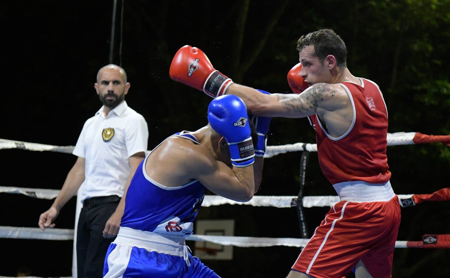 Numeroso público siguió los combates en el cuadrilátero instalado en al Acera de Recoletos.