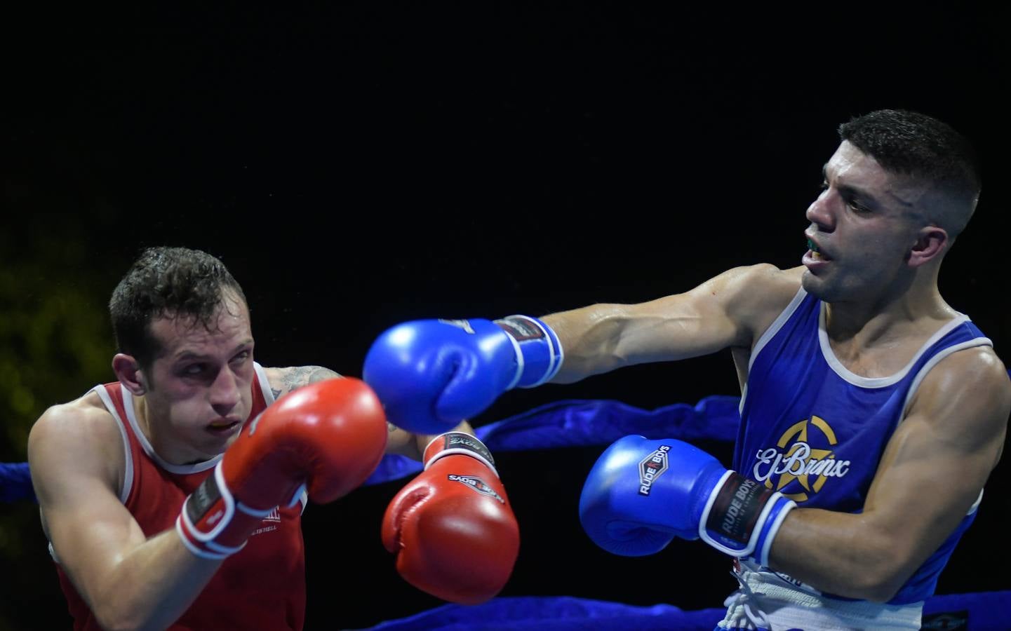 Numeroso público siguió los combates en el cuadrilátero instalado en al Acera de Recoletos.