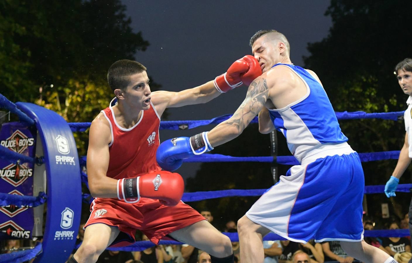 Numeroso público siguió los combates en el cuadrilátero instalado en al Acera de Recoletos.