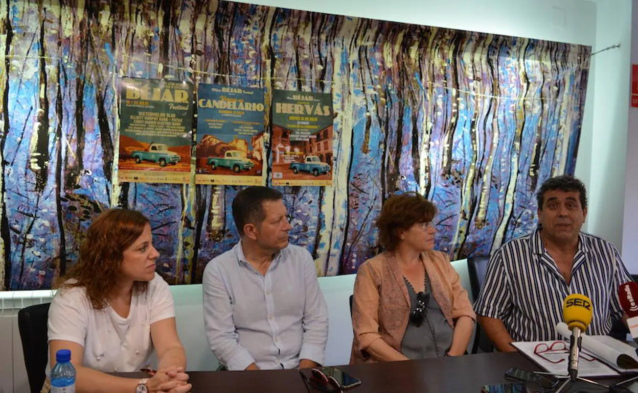 La alcaldesa de Béjar, el alcalde de Candelario, la alcaldesa de Hervás y el director del Festival Internacional de Blues.