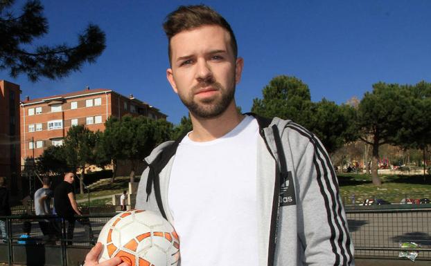 Buitre, con un balón de fútbol sala en la mano.