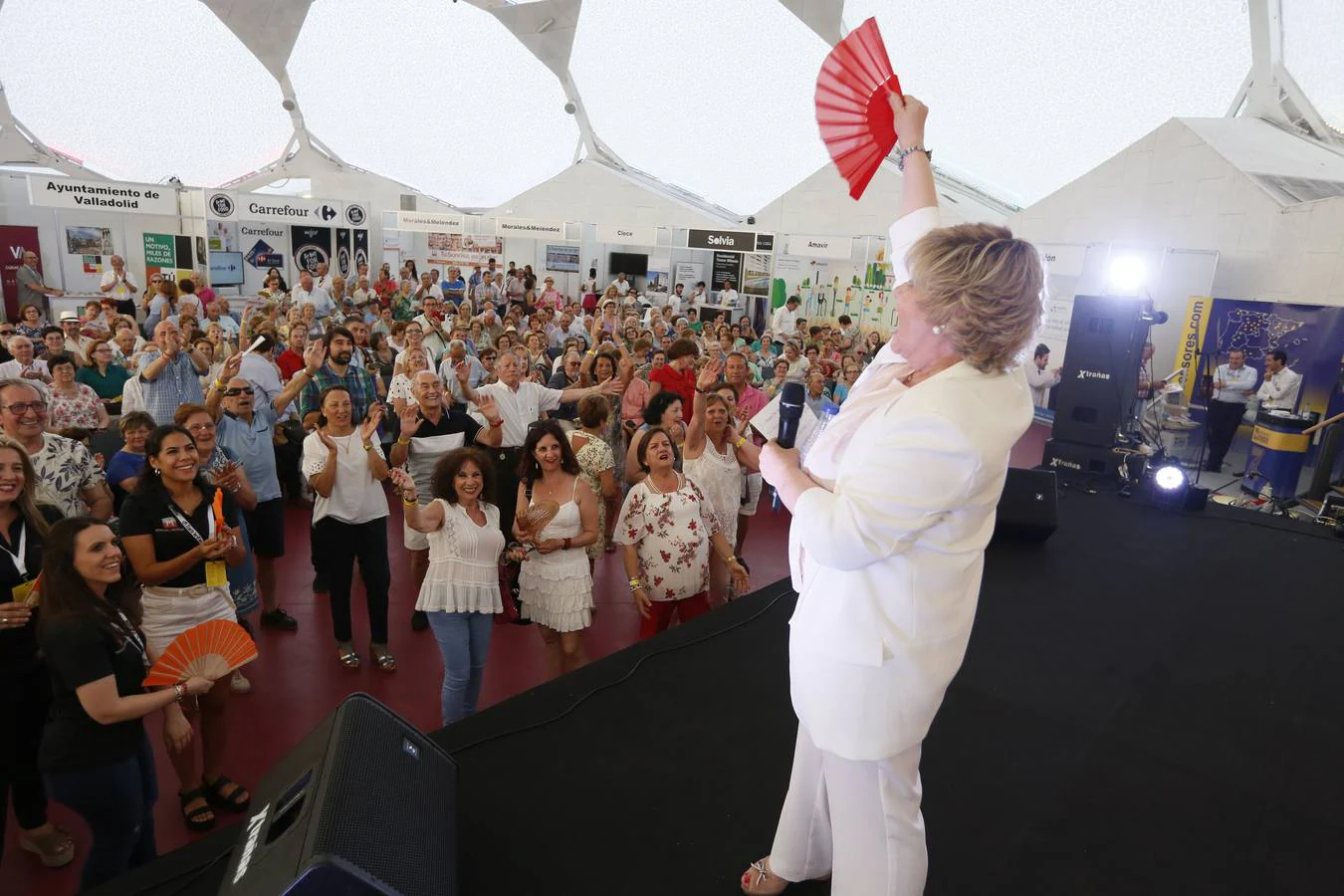 Aunque el calor podía invitar a quedarse en casa, los vallisoletanos activos de más de 60 años decidieron acudir a la Cúpula del Milernio para aplaudir al productor teatral Enrique Cornejo, primer premio 60+Activos, y disfrutar con la charla de Rosa Villacastín