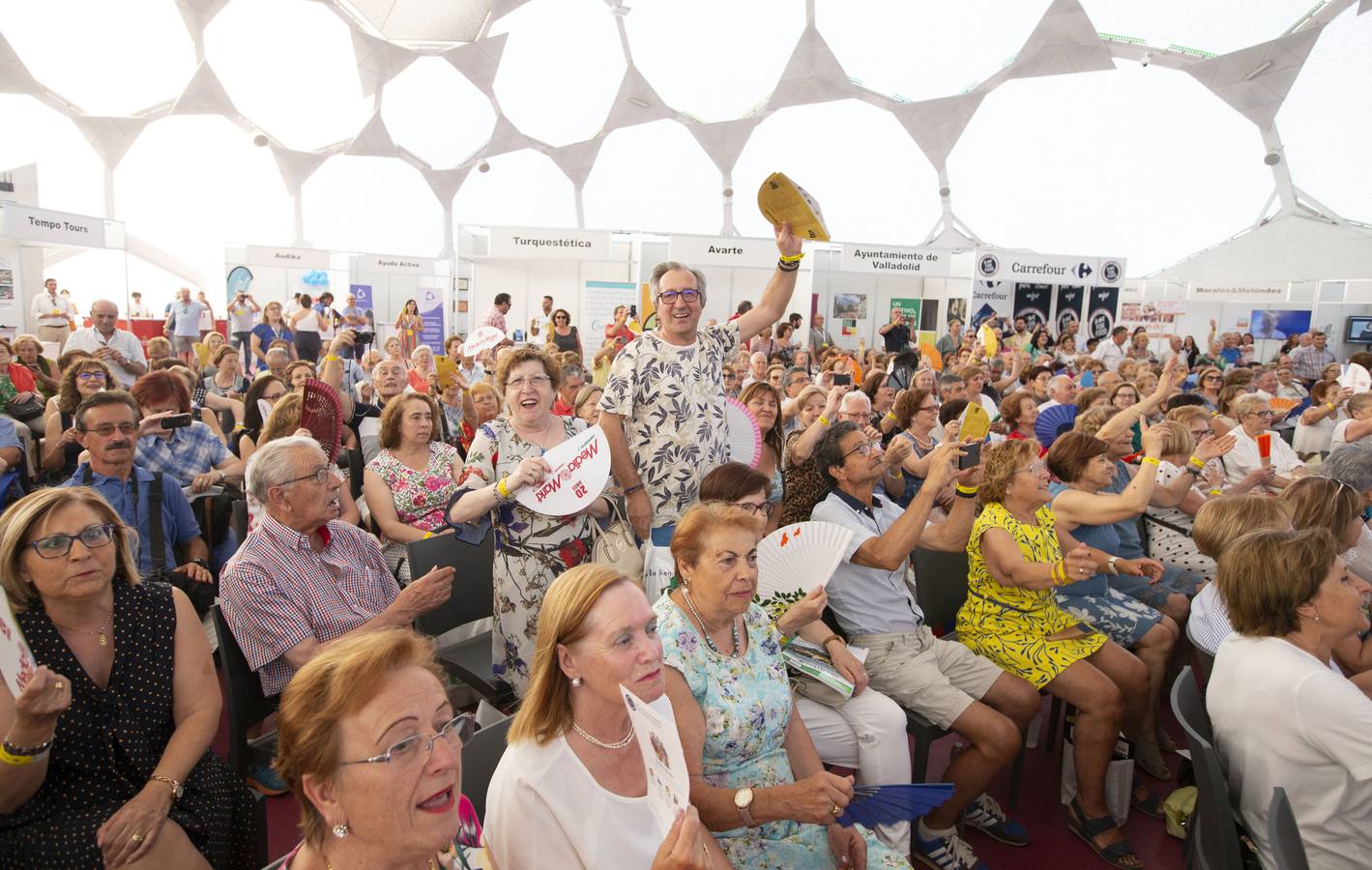 Aunque el calor podía invitar a quedarse en casa, los vallisoletanos activos de más de 60 años decidieron acudir a la Cúpula del Milernio para aplaudir al productor teatral Enrique Cornejo, primer premio 60+Activos, y disfrutar con la charla de Rosa Villacastín