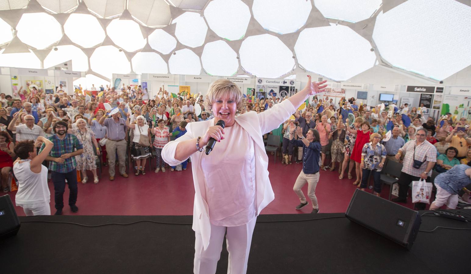 Aunque el calor podía invitar a quedarse en casa, los vallisoletanos activos de más de 60 años decidieron acudir a la Cúpula del Milernio para aplaudir al productor teatral Enrique Cornejo, primer premio 60+Activos, y disfrutar con la charla de Rosa Villacastín