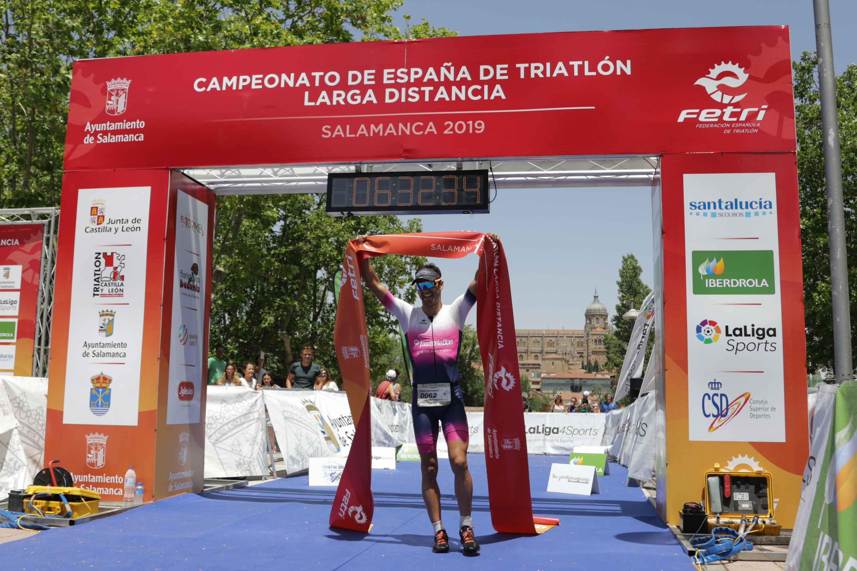 El triatleta catalán Cesc Godoy y la vasca Helene Alberdi se han proclamado como nuevos campeones en un Nacional en el que intenso calor ha sido uno de los grandes protagonistas