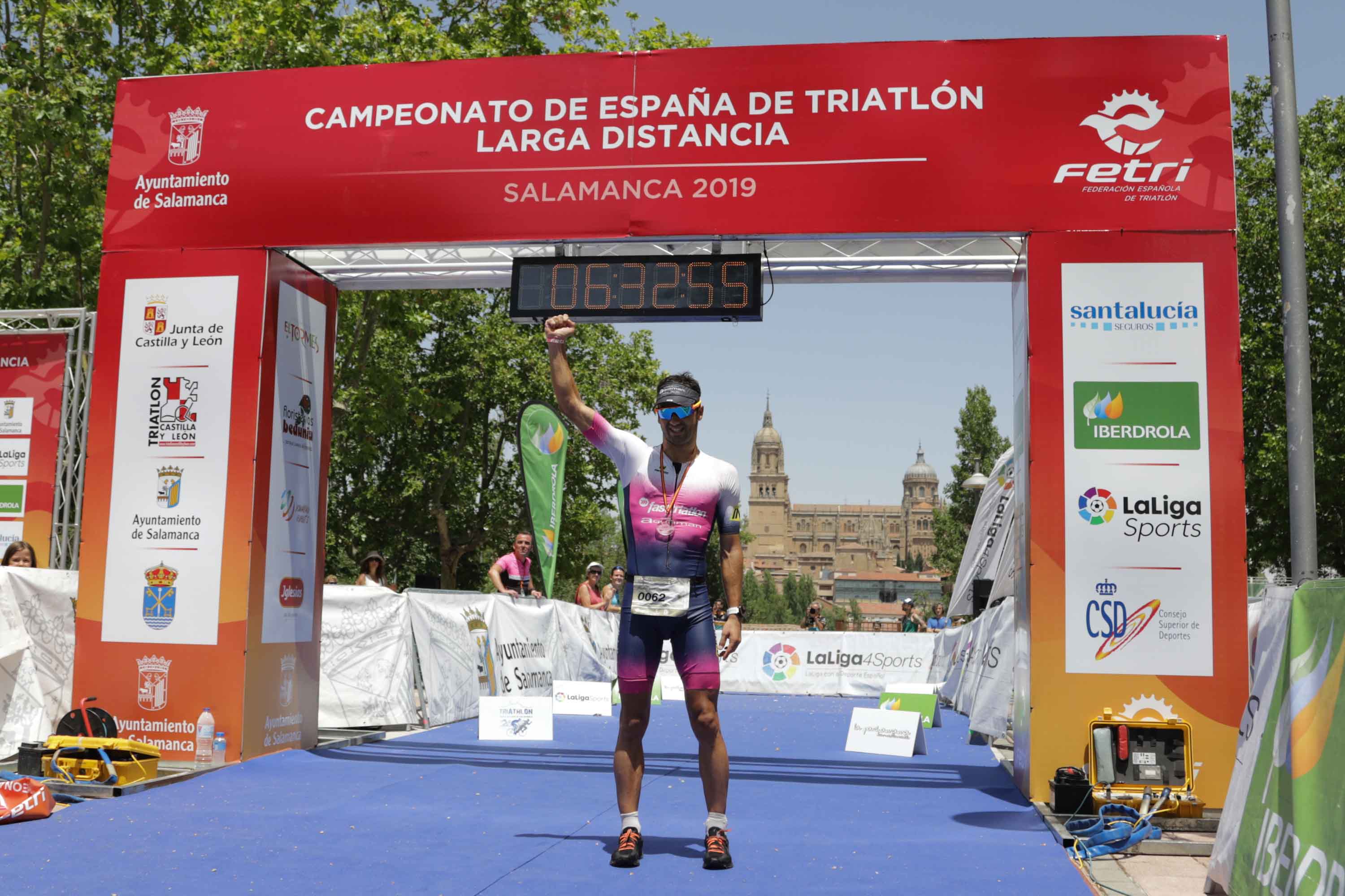 El triatleta catalán Cesc Godoy y la vasca Helene Alberdi se han proclamado como nuevos campeones en un Nacional en el que intenso calor ha sido uno de los grandes protagonistas