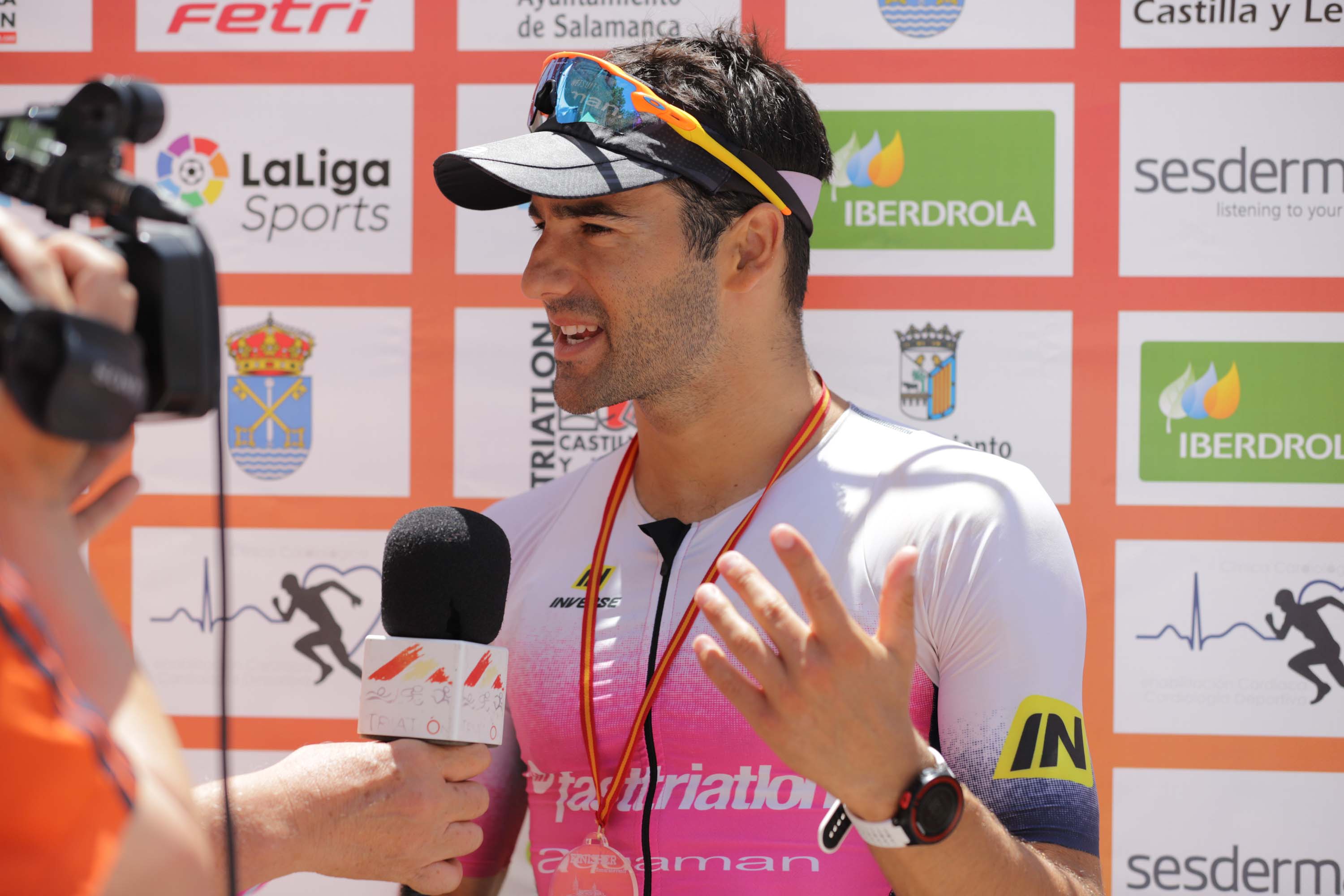 El triatleta catalán Cesc Godoy y la vasca Helene Alberdi se han proclamado como nuevos campeones en un Nacional en el que intenso calor ha sido uno de los grandes protagonistas