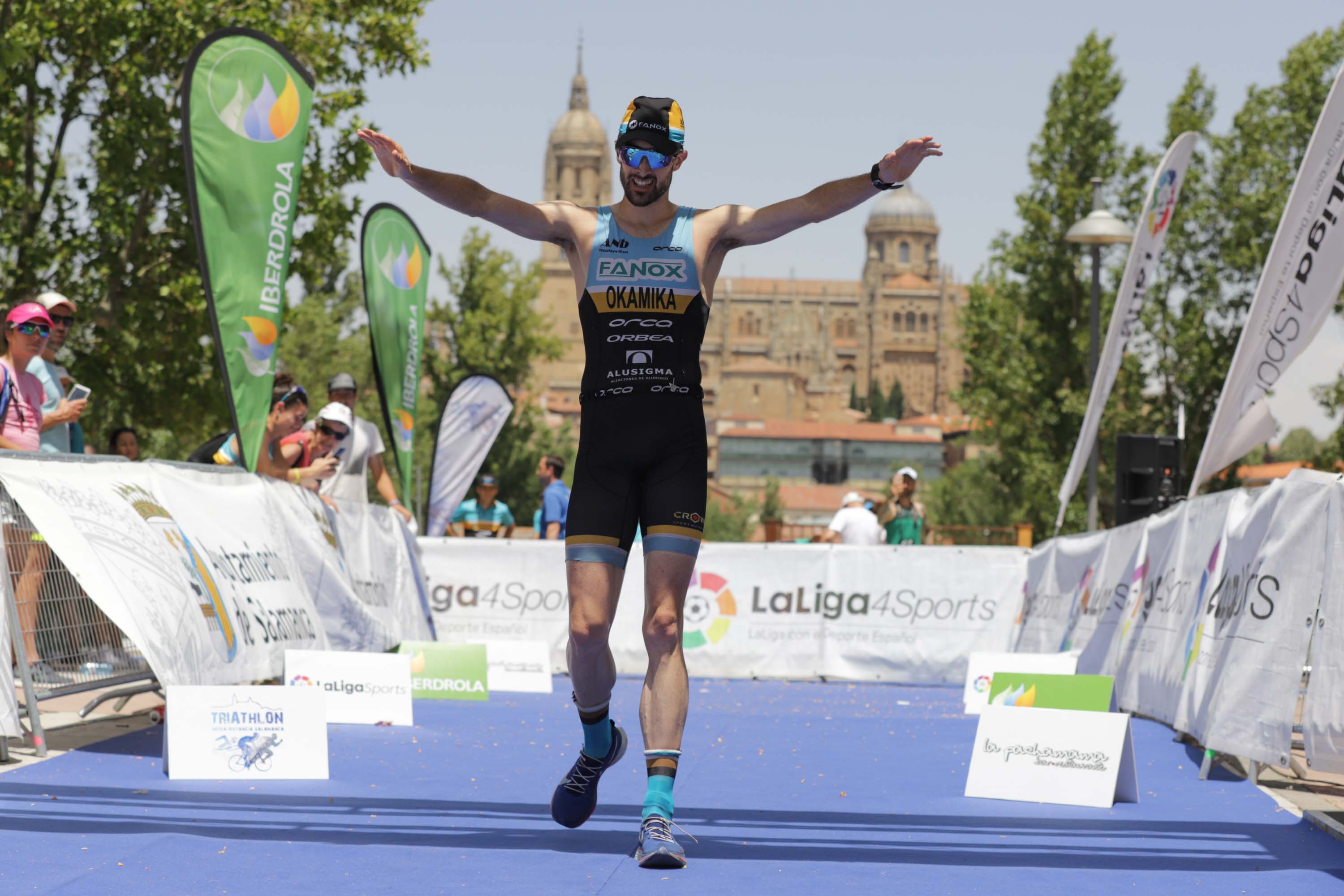 El triatleta catalán Cesc Godoy y la vasca Helene Alberdi se han proclamado como nuevos campeones en un Nacional en el que intenso calor ha sido uno de los grandes protagonistas