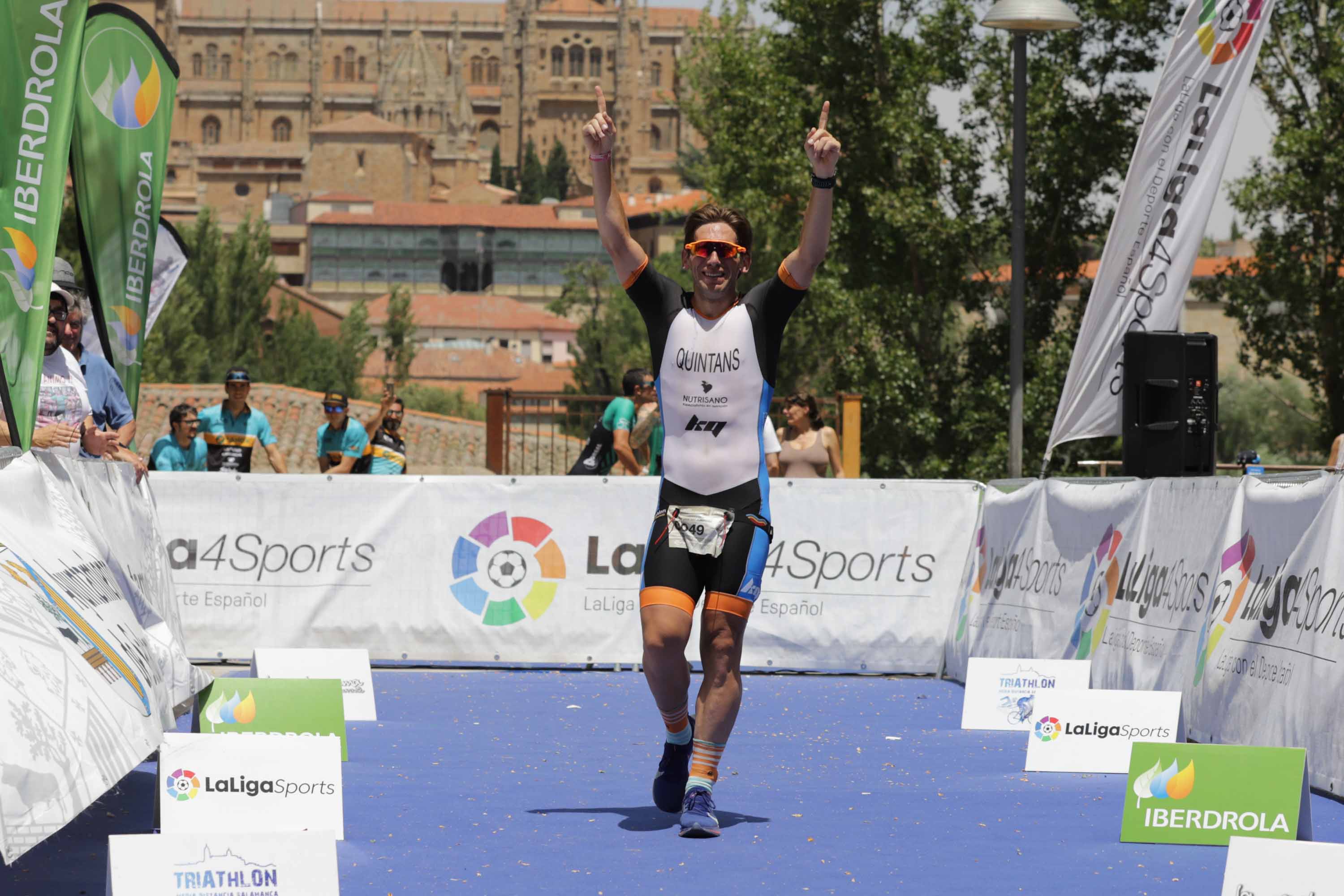 El triatleta catalán Cesc Godoy y la vasca Helene Alberdi se han proclamado como nuevos campeones en un Nacional en el que intenso calor ha sido uno de los grandes protagonistas