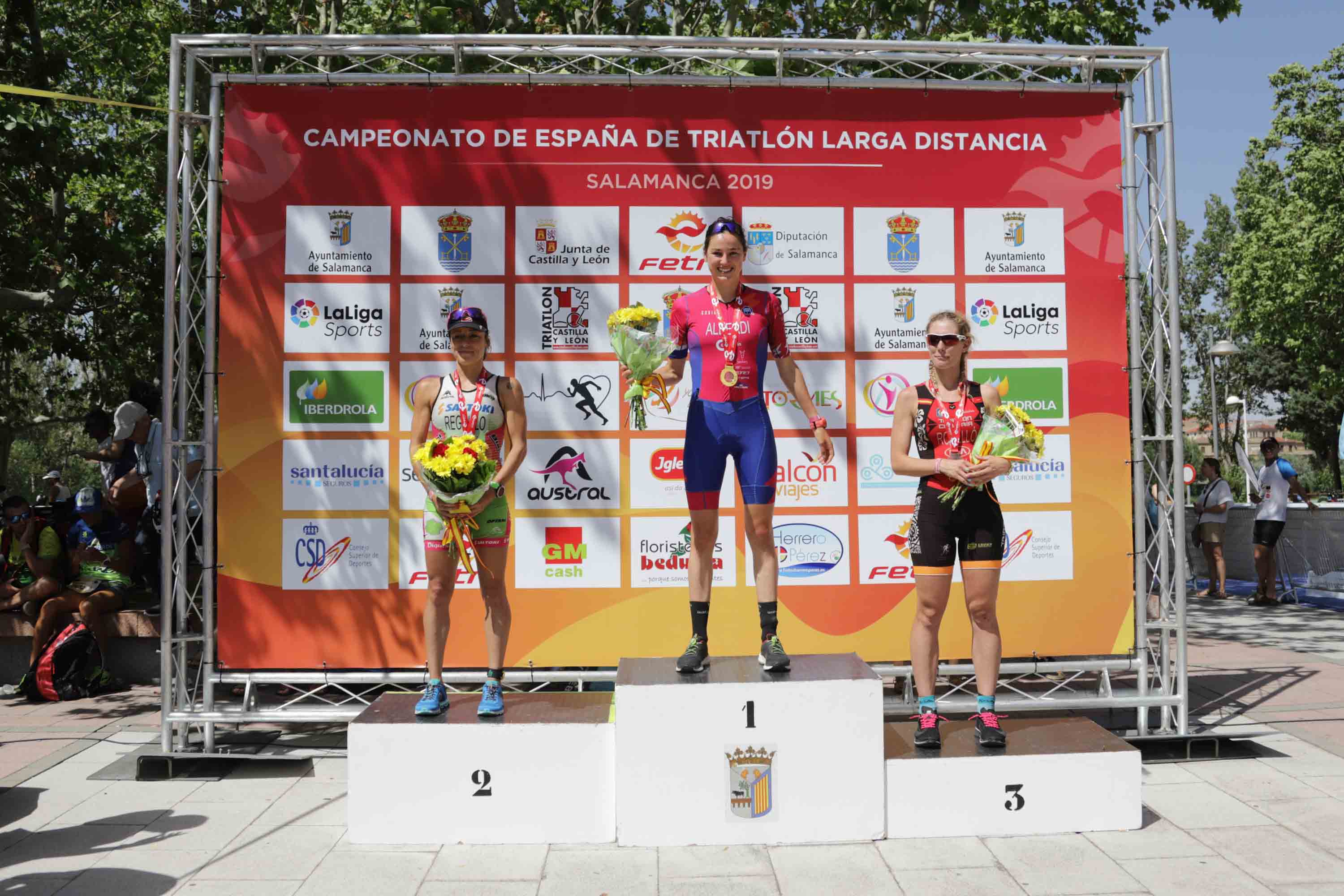 El triatleta catalán Cesc Godoy y la vasca Helene Alberdi se han proclamado como nuevos campeones en un Nacional en el que intenso calor ha sido uno de los grandes protagonistas