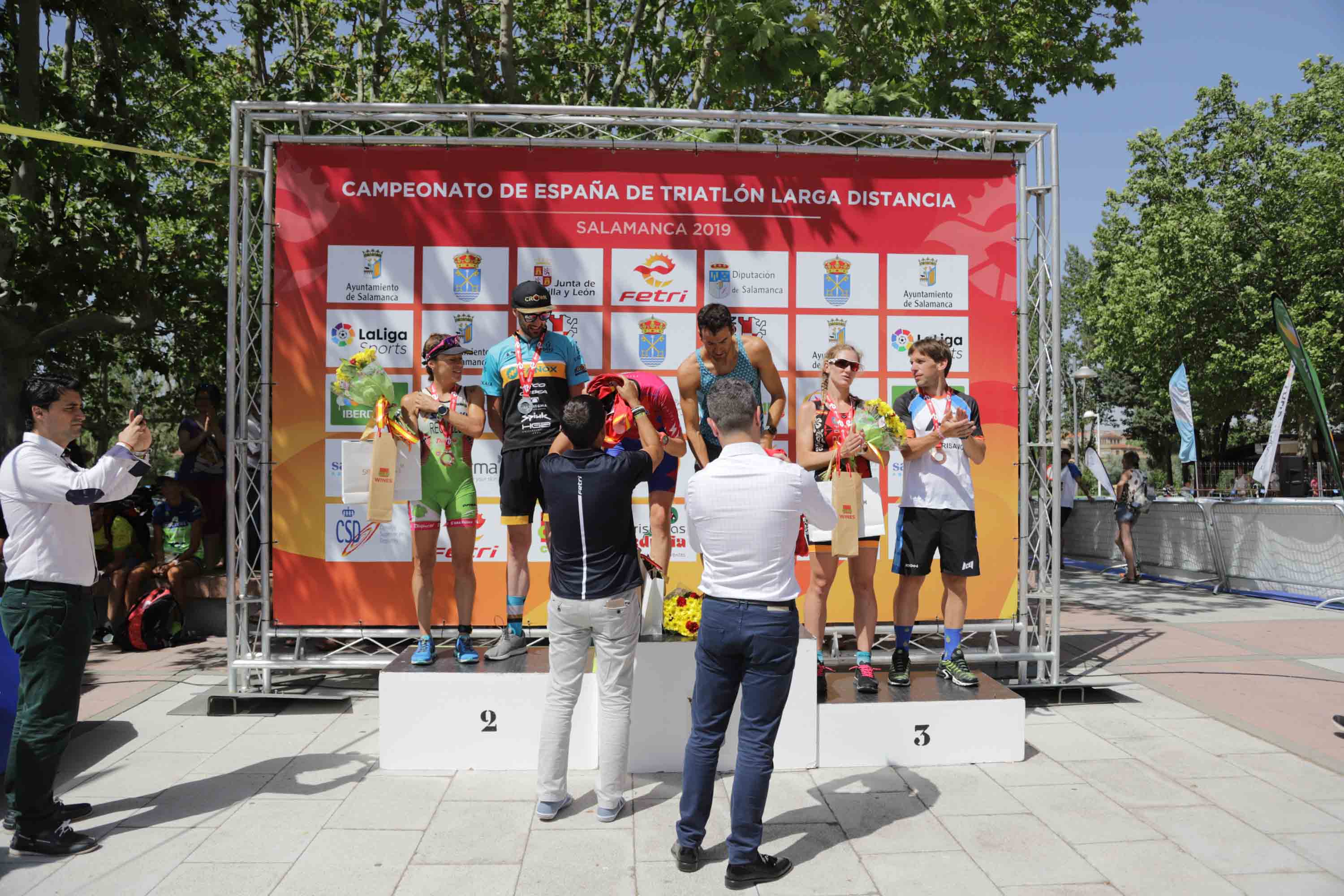 El triatleta catalán Cesc Godoy y la vasca Helene Alberdi se han proclamado como nuevos campeones en un Nacional en el que intenso calor ha sido uno de los grandes protagonistas