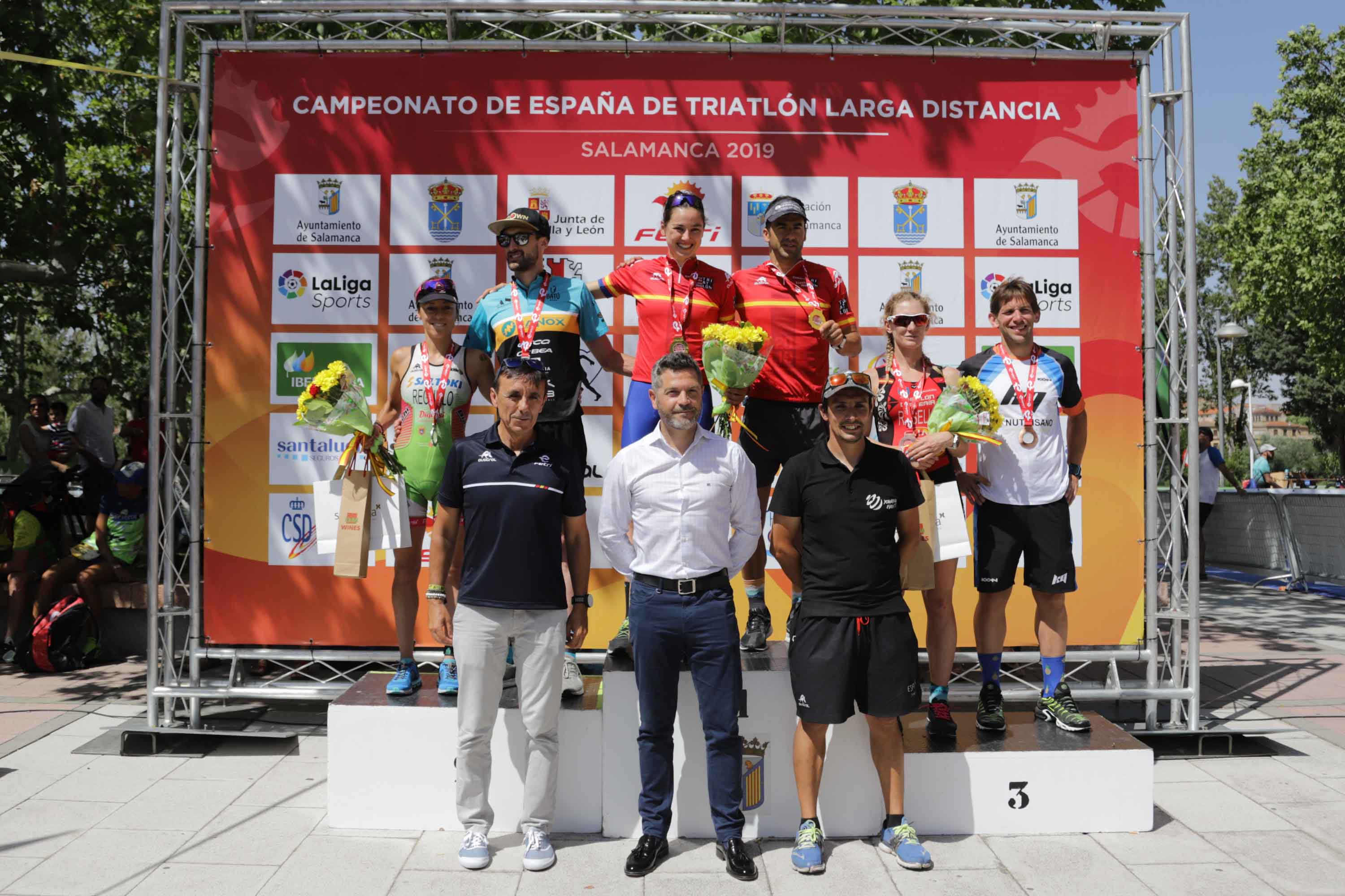 El triatleta catalán Cesc Godoy y la vasca Helene Alberdi se han proclamado como nuevos campeones en un Nacional en el que intenso calor ha sido uno de los grandes protagonistas