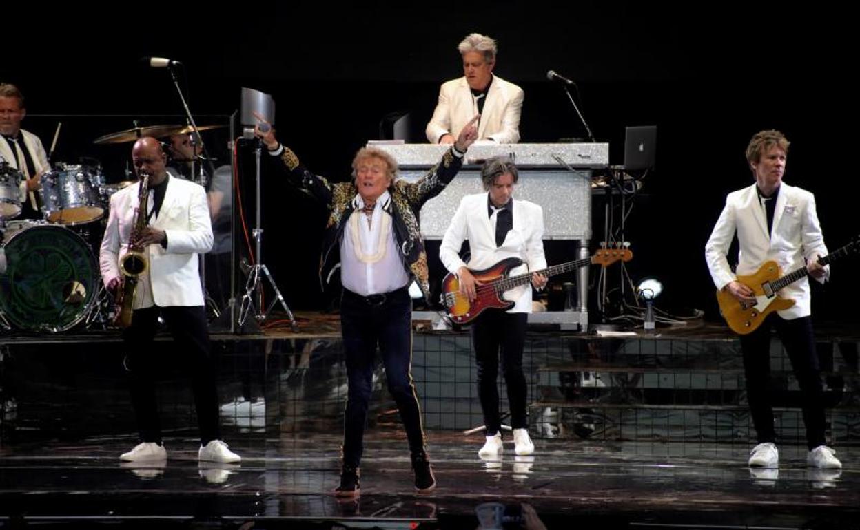 Rod Stewart, durante su actuación de anoche en Gredos. 