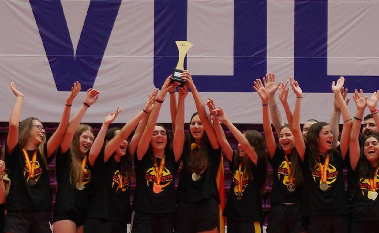 La selección catalana infantill celebra su título. 