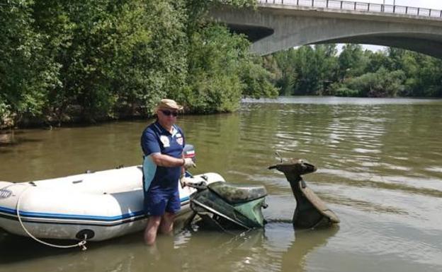 Encuentran una moto en el Pisuerga diez años después de que denunciaran su robo