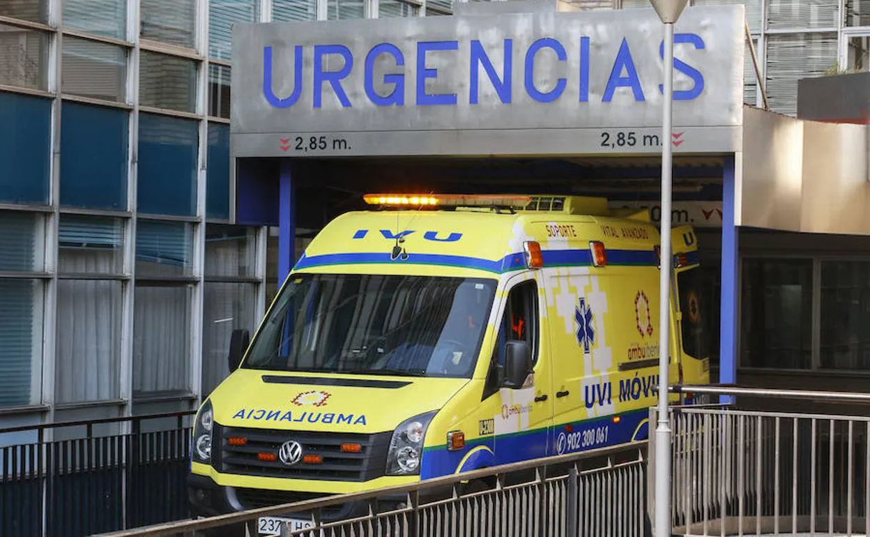 Una ambulancia en las urgencias del Virgen de la Vega.